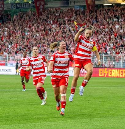 Fußball, Frauen, Saison 2025 2026, Google Pixel Frauen-Bundesliga (1. Spieltag), 1. FC Union Berlin - 1. FC Nürnberg, v. l. Sophie Weidauer (1. Frauen 1. FC Union), Dina Orschmann (1. Frauen 1. FC Union), Lisa Heiseler (1. Frauen 1. FC Union), Jubel nach Tor zum 1:0, 07.09. 2025, Copyright: xMatthiasxKochx
