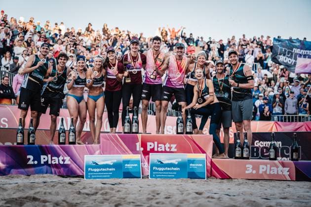 Beachvolleyball Männer und Frauen Deutsche Meisterschaften 2025 Timmendorfer Strand 04.09.2025 Das Gewinnerpodest bei der Siegerehrung der Deutschen Meisterschaften v.l. Paul Henning, Lui Wüst, Anna-Lena Grüne, Sandra Ittlinger, Cinja Tillmann, Svenja Müller, Sven Winter, Lukas Pfretzschner, Melanie Gernert, Nele Barber, Clemens Wickler und Nils Ehlers Timmendorfer Strand Ahmann-Hager-Arena Schleswig-Holstein Deutschland
