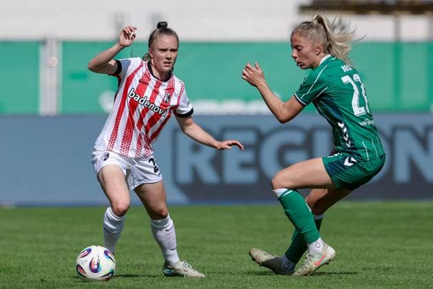 v.li.: Lisa Kolb (SC Freiburg, 22) und Sharon Beck (SV Werder Bremen, 27) im Zweikampf, Duell, Dynamik, Aktion, Action, Spielszene, DIE DFB-RICHTLINIEN UNTERSAGEN JEGLICHE NUTZUNG VON FOTOS ALS SEQUENZBILDER UND ODER VIDEOÄHNLICHE FOTOSTRECKEN. DFB REGULATIONS PROHIBIT ANY USE OF PHOTOGRAPHS AS IMAGE SEQUENCES AND OR QUASI-VIDEO., 07.09.2025, Bremen (Deutschland), Fussball, Google Pixel Frauen-Bundesliga, SV Werder Bremen - SC Freiburg