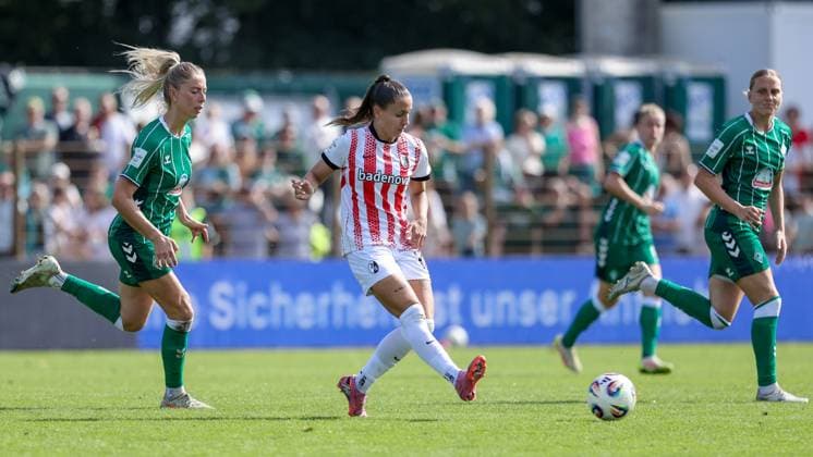 v.li.: Sharon Beck (SV Werder Bremen, 27) und Selina Vobian (SC Freiburg, 10) im Zweikampf, Duell, Dynamik, Aktion, Action, Spielszene, DIE DFB-RICHTLINIEN UNTERSAGEN JEGLICHE NUTZUNG VON FOTOS ALS SEQUENZBILDER UND ODER VIDEOÄHNLICHE FOTOSTRECKEN. DFB REGULATIONS PROHIBIT ANY USE OF PHOTOGRAPHS AS IMAGE SEQUENCES AND OR QUASI-VIDEO., 07.09.2025, Bremen (Deutschland), Fussball, Google Pixel Frauen-Bundesliga, SV Werder Bremen - SC Freiburg