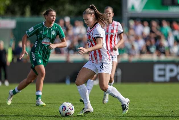 Alena Bienz (SC Freiburg, 8) am Ball, Einzelbild, Ganzkörper, Aktion, Action, Spielszene, DIE DFB-RICHTLINIEN UNTERSAGEN JEGLICHE NUTZUNG VON FOTOS ALS SEQUENZBILDER UND ODER VIDEOÄHNLICHE FOTOSTRECKEN. DFB REGULATIONS PROHIBIT ANY USE OF PHOTOGRAPHS AS IMAGE SEQUENCES AND OR QUASI-VIDEO., 07.09.2025, Bremen (Deutschland), Fussball, Google Pixel Frauen-Bundesliga, SV Werder Bremen - SC Freiburg
