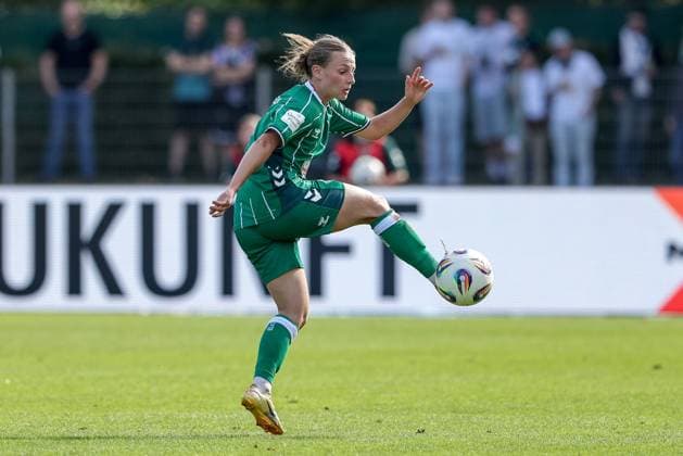 Chiara D Angelo (SV Werder Bremen, 2) am Ball, Freisteller, Einzelbild, Ganzkörper, Aktion, Action, Spielszene, DIE DFB-RICHTLINIEN UNTERSAGEN JEGLICHE NUTZUNG VON FOTOS ALS SEQUENZBILDER UND ODER VIDEOÄHNLICHE FOTOSTRECKEN. DFB REGULATIONS PROHIBIT ANY USE OF PHOTOGRAPHS AS IMAGE SEQUENCES AND OR QUASI-VIDEO., 07.09.2025, Bremen (Deutschland), Fussball, Google Pixel Frauen-Bundesliga, SV Werder Bremen - SC Freiburg