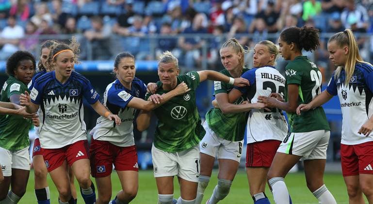 Melanie Brunnthaler (HSV), ganz links,Alexandra Popp (VfL Wolfsburg) wird in die Zange genommen Fussball, GER, Frauen, Damen, Flyeralarm Frauen Bundesliga, Saison 2025 2026, Volksparkstadion, 1.Spieltag Hamburger SV gegen VfL Wolfsburg, 3-3