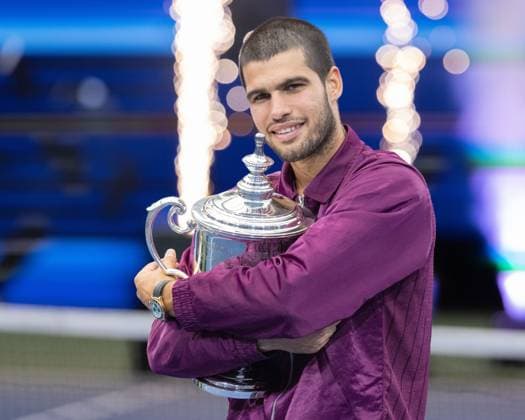 Sieger Carlos Alcaraz (ESP) mit dem Pokal, Trophäe, Herren Einzel, Men s Singles, Siegerehrung, Presentationl, US Open Championships 2025, USTA Billie Jean King National Tennis Center, Flushing Meadows, New York, USA .. Copyright: xJuergenxHasenkopfx