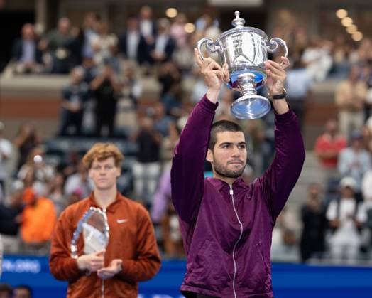 Sieger Carlos Alcaraz (ESP) mit dem Pokal, Trophäe, Finalist Jannik Sinner (ITA) im Hintergrund, Herren Einzel, Men s Singles, Siegerehrung, Presentationl, US Open Championships 2025, USTA Billie Jean King National Tennis Center, Flushing Meadows, New York, USA .. Copyright: xJuergenxHasenkopfx