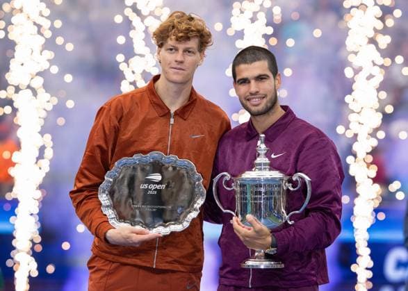 Sieger Carlos Alcaraz (ESP) mit dem Pokal, Trophäe und Finalist Jannik Sinner (ITA), Herren Einzel, Men s Singles, Siegerehrung, Presentationl, US Open Championships 2025, USTA Billie Jean King National Tennis Center, Flushing Meadows, New York, USA .. Copyright: xJuergenxHasenkopfx