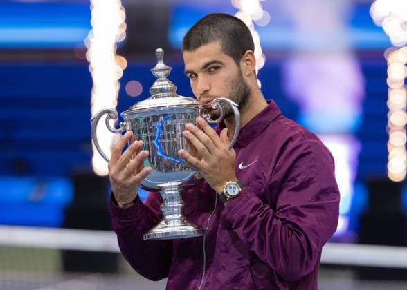 Sieger Carlos Alcaraz (ESP) kuesst den Pokal, Trophäe, Herren Einzel, Men s Singles, Siegerehrung, Presentationl, US Open Championships 2025, USTA Billie Jean King National Tennis Center, Flushing Meadows, New York, USA .. Copyright: xJuergenxHasenkopfx