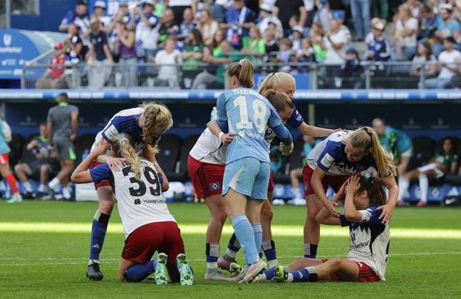 Jubel bei den Hamburgerinnen Laura Sieger (HSV), Nina Raecke (HSV), ...Fussball, GER, Frauen, Damen, Flyeralarm Frauen Bundesliga, Saison 2025 2026, Volksparkstadion, 1.Spieltag Hamburger SV gegen VfL Wolfsburg, 3-3
