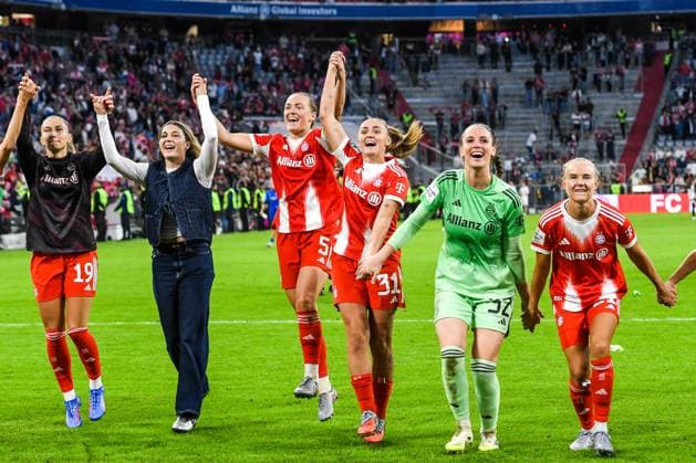 GER, FFBL, FC Bayern München vs Bayer 04 Leverkusen 06.09.2025, Allianz-Arena, München, GER, FFBL, FC Bayern München vs Bayer 04 Leverkusen, im Bild Jubel nach Spielende, Katharina Naschenweng (Bayern Muenchen, 19), Barbara Dunst (Bayern Muenchen, 28), Magdalena Eriksson (Bayern Muenchen, 5), Georgia Stanway (Bayern Muenchen, 31), Ena Mahmutovic (Bayern Muenchen, 32), Pernille Harder (Bayern Muenchen, 21)