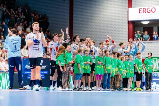 Einlaufen der Mannschaft von SG Flensburg-Handewitt GER, GWD Minden vs. SG Flensburg-Handewitt, Handball, 1. Bundesliga, 3. Spieltag, Spielzeit 2025 2026, 08.09.2025 GER, GWD Minden vs. SG Flensburg-Handewitt, Handball, 1. Bundesliga, 3. Spieltag, Spielzeit 2025 2026, 08.09.2025 Luebbecke Copyright: xEibner-Pressefoto JanxRollingerx EP_JSK