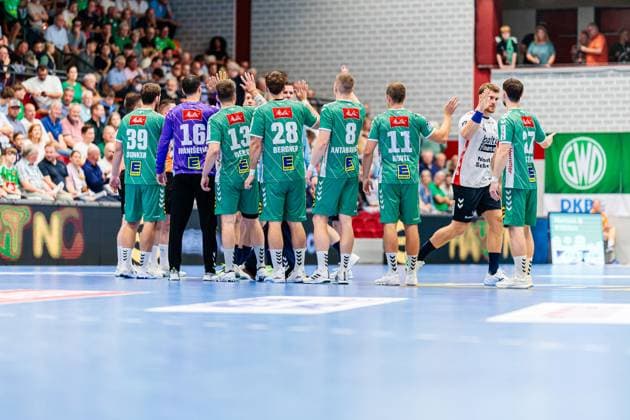 Begruessung der Mannschaften GER, GWD Minden vs. SG Flensburg-Handewitt, Handball, 1. Bundesliga, 3. Spieltag, Spielzeit 2025 2026, 08.09.2025 GER, GWD Minden vs. SG Flensburg-Handewitt, Handball, 1. Bundesliga, 3. Spieltag, Spielzeit 2025 2026, 08.09.2025 Luebbecke Copyright: xEibner-Pressefoto JanxRollingerx EP_JSK