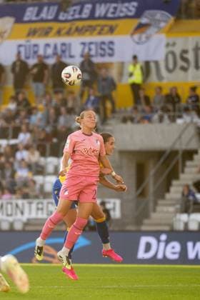 Laura Gloning (TSG Hoffenheim, 20) beim Kopfball, GER, TSG 1899 Hoffenheim vs FC Carl Zeiss Jena, Fussball Google Pixel Frauen Bundesliga, 1. Spieltag, Saison 2025 2026, 08.09.2025 DFB regulations prohibit any use of photographs as image sequences and or quasi-video GER, TSG 1899 Hoffenheim vs FC Carl Zeiss Jena, Fussball Google Pixel Frauen Bundesliga, 1. Spieltag, Saison 2025 2026, 08.09.2025 Jena Copyright: xEibner-Pressefoto Memmlerx EP_MMR