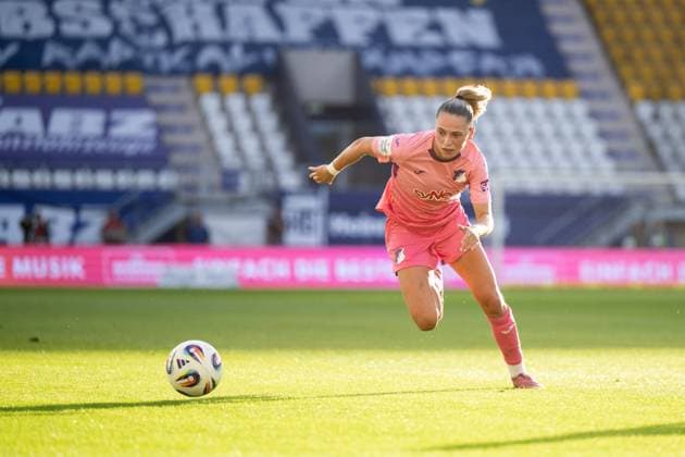 Jill Janssens (TSG Hoffenheim, 09) am Ball, GER, TSG 1899 Hoffenheim vs FC Carl Zeiss Jena, Fussball Google Pixel Frauen Bundesliga, 1. Spieltag, Saison 2025 2026, 08.09.2025 DFB regulations prohibit any use of photographs as image sequences and or quasi-video GER, TSG 1899 Hoffenheim vs FC Carl Zeiss Jena, Fussball Google Pixel Frauen Bundesliga, 1. Spieltag, Saison 2025 2026, 08.09.2025 Jena Copyright: xEibner-Pressefoto Memmlerx EP_MMR