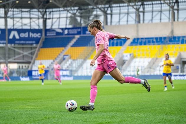 Lisann Kaut (TSG Hoffenheim, 04) am Ball, GER, TSG 1899 Hoffenheim vs FC Carl Zeiss Jena, Fussball Google Pixel Frauen Bundesliga, 1. Spieltag, Saison 2025 2026, 08.09.2025 DFB regulations prohibit any use of photographs as image sequences and or quasi-video GER, TSG 1899 Hoffenheim vs FC Carl Zeiss Jena, Fussball Google Pixel Frauen Bundesliga, 1. Spieltag, Saison 2025 2026, 08.09.2025 Jena Copyright: xEibner-Pressefoto Memmlerx EP_MMR