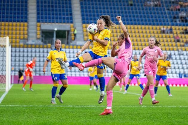Dominika Grabowska (TSG Hoffenheim, 16) im Zweikampf mit Felicia Straeßer (Carl Zeiss Jena, 08), GER, TSG 1899 Hoffenheim vs FC Carl Zeiss Jena, Fussball Google Pixel Frauen Bundesliga, 1. Spieltag, Saison 2025 2026, 08.09.2025 DFB regulations prohibit any use of photographs as image sequences and or quasi-video GER, TSG 1899 Hoffenheim vs FC Carl Zeiss Jena, Fussball Google Pixel Frauen Bundesliga, 1. Spieltag, Saison 2025 2026, 08.09.2025 Jena Copyright: xEibner-Pressefoto Memmlerx EP_MMR
