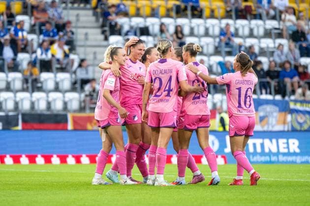 Vanessa Diehm (TSG Hoffenheim, 06), Melissa Koessler (TSG Hoffenheim, 25), Feli Delacauw (TSG Hoffenheim, 24), Laura Gloning (TSG Hoffenheim, 20), Dominika Grabowska (TSG Hoffenheim, 16) jubeln ueber das Tor zum 1:3, GER, TSG 1899 Hoffenheim vs FC Carl Zeiss Jena, Fussball Google Pixel Frauen Bundesliga, 1. Spieltag, Saison 2025 2026, 08.09.2025 DFB regulations prohibit any use of photographs as image sequences and or quasi-video GER, TSG 1899 Hoffenheim vs FC Carl Zeiss Jena, Fussball Google Pixel Frauen Bundesliga, 1. Spieltag, Saison 2025 2026, 08.09.2025 Jena Copyright: xEibner-Pressefoto Memmlerx EP_MMR