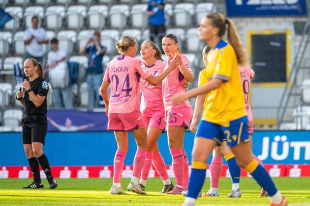 Melissa Koessler (TSG Hoffenheim, 25), Lisann Kaut (TSG Hoffenheim, 04), Feli Delacauw (TSG Hoffenheim, 24) jubeln ueber das Tor zum 1:2, Bente Fischer (Carl Zeiss Jena, 02) aergert sich, GER, TSG 1899 Hoffenheim vs FC Carl Zeiss Jena, Fussball Google Pixel Frauen Bundesliga, 1. Spieltag, Saison 2025 2026, 08.09.2025 DFB regulations prohibit any use of photographs as image sequences and or quasi-video GER, TSG 1899 Hoffenheim vs FC Carl Zeiss Jena, Fussball Google Pixel Frauen Bundesliga, 1. Spieltag, Saison 2025 2026, 08.09.2025 Jena Copyright: xEibner-Pressefoto Memmlerx EP_MMR