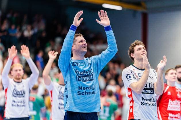 Kevin Moeller (SG Flensburg-Handewitt, 20) jubelt freut sich nach 27:40 Sieg GER, GWD Minden vs. SG Flensburg-Handewitt, Handball, 1. Bundesliga, 3. Spieltag, Spielzeit 2025 2026, 08.09.2025 GER, GWD Minden vs. SG Flensburg-Handewitt, Handball, 1. Bundesliga, 3. Spieltag, Spielzeit 2025 2026, 08.09.2025 Luebbecke Copyright: xEibner-Pressefoto JanxRollingerx EP_JSK
