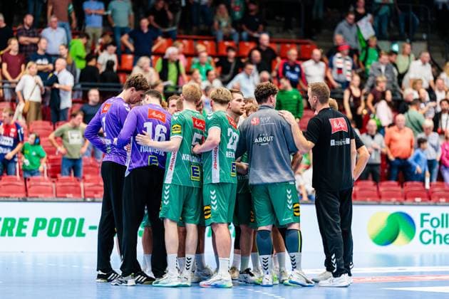 Die Mannschaft von GWD Minden ist enttaeuscht traurig nach 27:40 Niederlage GER, GWD Minden vs. SG Flensburg-Handewitt, Handball, 1. Bundesliga, 3. Spieltag, Spielzeit 2025 2026, 08.09.2025 GER, GWD Minden vs. SG Flensburg-Handewitt, Handball, 1. Bundesliga, 3. Spieltag, Spielzeit 2025 2026, 08.09.2025 Luebbecke Copyright: xEibner-Pressefoto JanxRollingerx EP_JSK