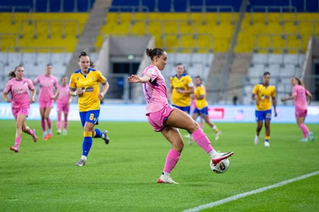 Linda Natter (TSG Hoffenheim, 11) am Ball, GER, TSG 1899 Hoffenheim vs FC Carl Zeiss Jena, Fussball Google Pixel Frauen Bundesliga, 1. Spieltag, Saison 2025 2026, 08.09.2025 DFB regulations prohibit any use of photographs as image sequences and or quasi-video GER, TSG 1899 Hoffenheim vs FC Carl Zeiss Jena, Fussball Google Pixel Frauen Bundesliga, 1. Spieltag, Saison 2025 2026, 08.09.2025 Jena Copyright: xEibner-Pressefoto Memmlerx EP_MMR