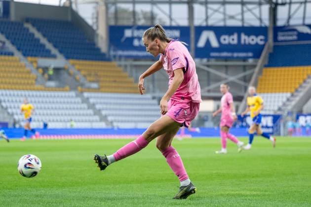 Lisann Kaut (TSG Hoffenheim, 04) am Ball, GER, TSG 1899 Hoffenheim vs FC Carl Zeiss Jena, Fussball Google Pixel Frauen Bundesliga, 1. Spieltag, Saison 2025 2026, 08.09.2025 DFB regulations prohibit any use of photographs as image sequences and or quasi-video GER, TSG 1899 Hoffenheim vs FC Carl Zeiss Jena, Fussball Google Pixel Frauen Bundesliga, 1. Spieltag, Saison 2025 2026, 08.09.2025 Jena Copyright: xEibner-Pressefoto Memmlerx EP_MMR