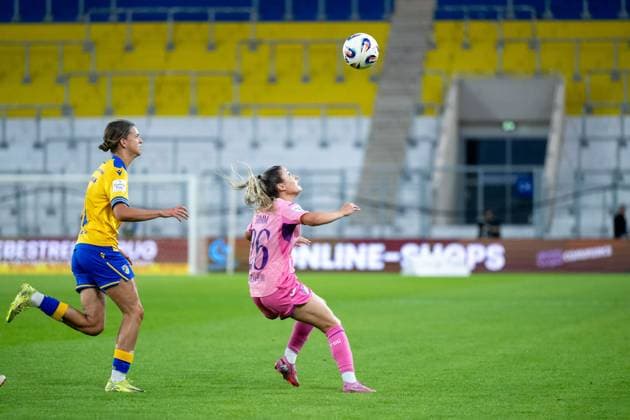 Janna Grimm (TSG Hoffenheim, 26) im Zweikampf mit Anna Margraf (Carl Zeiss Jena, 18), GER, TSG 1899 Hoffenheim vs FC Carl Zeiss Jena, Fussball Google Pixel Frauen Bundesliga, 1. Spieltag, Saison 2025 2026, 08.09.2025 DFB regulations prohibit any use of photographs as image sequences and or quasi-video GER, TSG 1899 Hoffenheim vs FC Carl Zeiss Jena, Fussball Google Pixel Frauen Bundesliga, 1. Spieltag, Saison 2025 2026, 08.09.2025 Jena Copyright: xEibner-Pressefoto Memmlerx EP_MMR