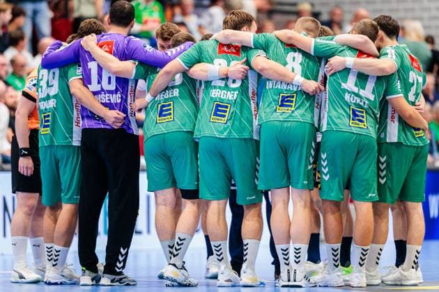 Begruessung der Mannschaften GER, GWD Minden vs. SG Flensburg-Handewitt, Handball, 1. Bundesliga, 3. Spieltag, Spielzeit 2025 2026, 08.09.2025 GER, GWD Minden vs. SG Flensburg-Handewitt, Handball, 1. Bundesliga, 3. Spieltag, Spielzeit 2025 2026, 08.09.2025 Luebbecke Copyright: xEibner-Pressefoto JanxRollingerx EP_JSK
