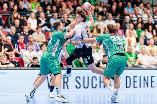 v.l. Ian Weber (GWD Minden, 13), Lasse Moeller (SG Flensburg-Handewitt, 64), Tom Bergner (GWD Minden, 28) GER, GWD Minden vs. SG Flensburg-Handewitt, Handball, 1. Bundesliga, 3. Spieltag, Spielzeit 2025 2026, 08.09.2025 GER, GWD Minden vs. SG Flensburg-Handewitt, Handball, 1. Bundesliga, 3. Spieltag, Spielzeit 2025 2026, 08.09.2025 Luebbecke Copyright: xEibner-Pressefoto JanxRollingerx EP_JSK
