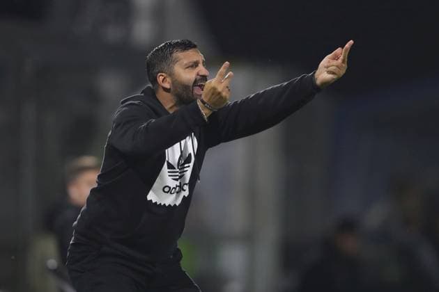 09.09.2025, xjcx, Herren, Fussball, Saison 2025 2026, BFV-Verbandspokal, Achtelfinale: SV Viktoria Aschaffenburg - 1. FC Schweinfurt 1905 Aytac Sulu (Trainer, SV Viktoria Aschaffenburg) gestikuliert, Arme, Hände, gibt Anweisungen Aschaffenburg Stadion am Schoenbusch Bayern Deutschland