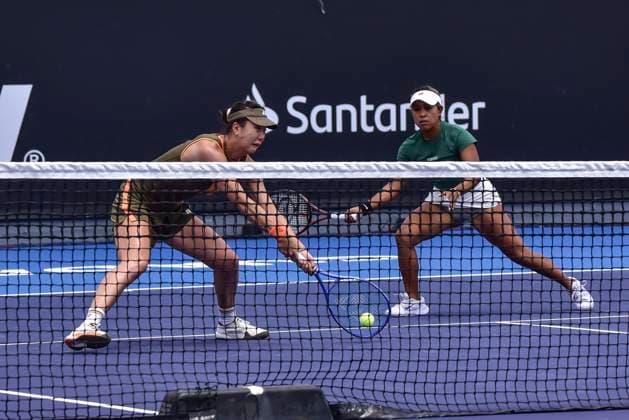 WTA, Tennis Damen GUADALAJARA 250 OPEN WTA GUADALAJARA 250 OPEN BARTUNKOVA KASINTSEVA SANTAMARIA TANG 09092025 GUADALAJARA, JALISCO. Action photo of Sabrina Santamaria and Quianhui Tang, during day 2 the WTA Guadalajara 250 Open, held at the Centro Panamericano de Tenis of Guadalajara, Jalisco, Mexico. Foto de accion de Sabrina Santamaria y Quianhi Tang, durante el dia 2 del WTA Guadalajara 250 Open, celebrado en el Centro Panamericano de Tenis de Guadalajara, Jalisco, Mexico PHOTO BY IMAGENSHOP AGENCIA FOTOGRAFICA GUADALAJARA JALISCO MEXICO Copyright: xIMAGENSHOPxAGENCIAxFOTOGRAFICAx