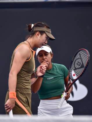 WTA, Tennis Damen GUADALAJARA 250 OPEN WTA GUADALAJARA 250 OPEN BARTUNKOVA KASINTSEVA SANTAMARIA TANG 09092025 GUADALAJARA, JALISCO. Action photo of Sabrina Santamaria and Quianhui Tang, during day 2 the WTA Guadalajara 250 Open, held at the Centro Panamericano de Tenis of Guadalajara, Jalisco, Mexico. Foto de accion de Sabrina Santamaria y Quianhi Tang, durante el dia 2 del WTA Guadalajara 250 Open, celebrado en el Centro Panamericano de Tenis de Guadalajara, Jalisco, Mexico PHOTO BY IMAGENSHOP AGENCIA FOTOGRAFICA GUADALAJARA JALISCO MEXICO Copyright: xIMAGENSHOPxAGENCIAxFOTOGRAFICAx