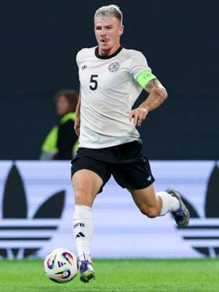Finn Jeltsch (Germany) kontrolliert den Ball, UEFA Under21 Championship 2027 - Qualification Group F, Germany U21, U 21 vs Latvia U21, Ostseestadion am 09. September 2025 in Rostock, Deutschland. (Foto von Marco Steinbrenner DeFodi Images) Finn Jeltsch (Germany) controls the ball, UEFA Under21 Championship 2027 - Qualification Group F, Germany U21 vs Latvia U21, Ostseestadion, September 9, 2025 in Rostock, Germany. (Photo by Marco Steinbrenner DeFodi Images)
