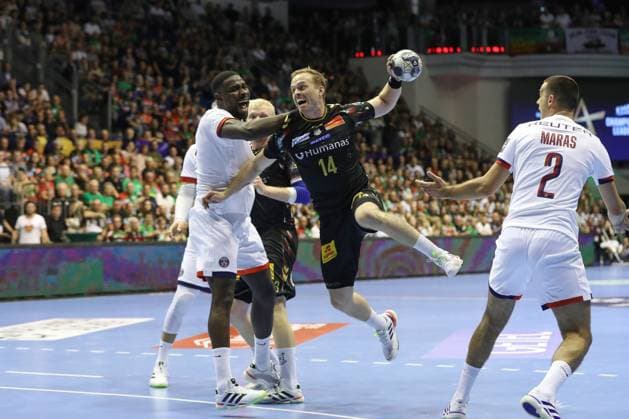 10.09.2025, xtgx, Handball, EHF Champions League, SC Magdeburg - Paris Saint Germain v.l. Karl Konan (Paris, 7), Omar Ingi Magnusson (Magdeburg, 14) wirft Tor, Torschuetze, erzielt Tor, Treffer, scores the goal Magdeubrg