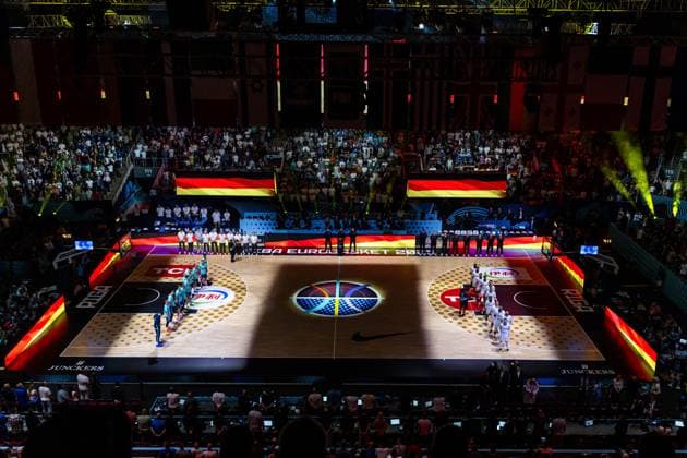 LAT, Eurobasket 205, Basketball Europameisterschaft, Viertelfinale, Deutschland-Slowenien 10.09.2025, Riga Arena, Riga, LAT, Eurobasket 205, Basketball Europameisterschaft, Viertelfinale, Deutschland-Slowenien Team Slowenien und Deutschland bei der Nationalhymne  Foto Alexander Trienitz Riga Riga Arena Riga Lettland
