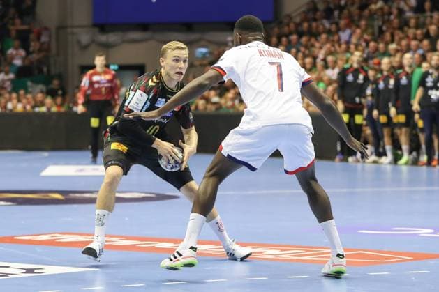 10.09.2025, xgox, Handball, EHF Champions League, SC Magdeburg - Paris Saint Germain v.l. Gisli Thorgeir Kristjansson (Magdeburg, 10) , Karl Konan (Paris, 7) Zweikampf, Duell, Kampf, tackle Magdeburg