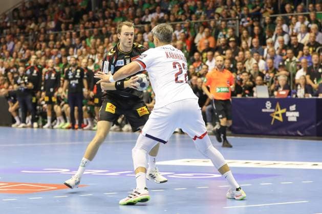 10.09.2025, xgox, Handball, EHF Champions League, SC Magdeburg - Paris Saint Germain v.l. Felix Claar (Magdeburg, 7), Luka Karabatic (Paris, 22) Zweikampf, Duell, Kampf, tackle Magdeburg