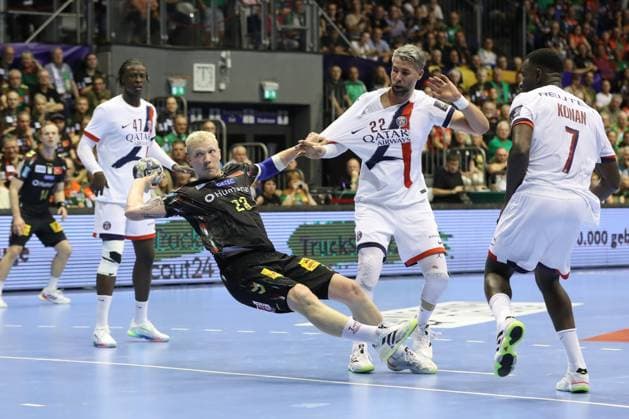 10.09.2025, xtgx, Handball, EHF Champions League, SC Magdeburg - Paris Saint Germain v.l. Magnus Saugstrup (Magdeburg, 23), Luka Karabatic (Paris, 22) wirft Tor, Torschuetze, erzielt Tor, Treffer, scores the goal Zweikampf, Duell, Kampf, tackle Magdeubrg