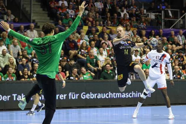 10.09.2025, xtgx, Handball, EHF Champions League, SC Magdeburg - Paris Saint Germain v.l. Stanis Soullier (Paris, 81), Omar Ingi Magnusson (Magdeburg, 14) wirft Tor, Torschuetze, erzielt Tor, Treffer, scores the goal Magdeubrg
