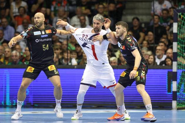 10.09.2025, xtgx, Handball, EHF Champions League, SC Magdeburg - Paris Saint Germain v.l. Oscar Bergendahl (Magdeburg, 54), Luka Karabatic (Paris, 22), Elvar Orn Jonsson (Magdeburg, 19) Zweikampf, Duell, Kampf, tackle Magdeubrg