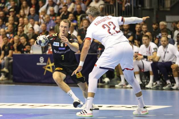 10.09.2025, xgox, Handball, EHF Champions League, SC Magdeburg - Paris Saint Germain v.l. Felix Claar (Magdeburg, 7), Luka Karabatic (Paris, 22) Zweikampf, Duell, Kampf, tackle Magdeburg