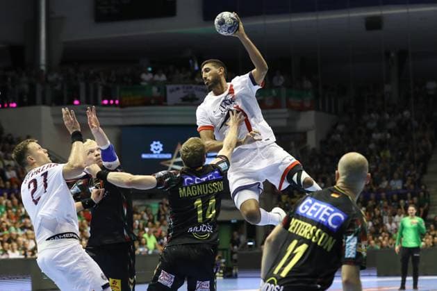 10.09.2025, xtgx, Handball, EHF Champions League, SC Magdeburg - Paris Saint Germain v.l. Omar Ingi Magnusson (Magdeburg, 14), Yahia Khaled Fathy Omar (Paris, 5) Zweikampf, Duell, Kampf, tackle Magdeubrg
