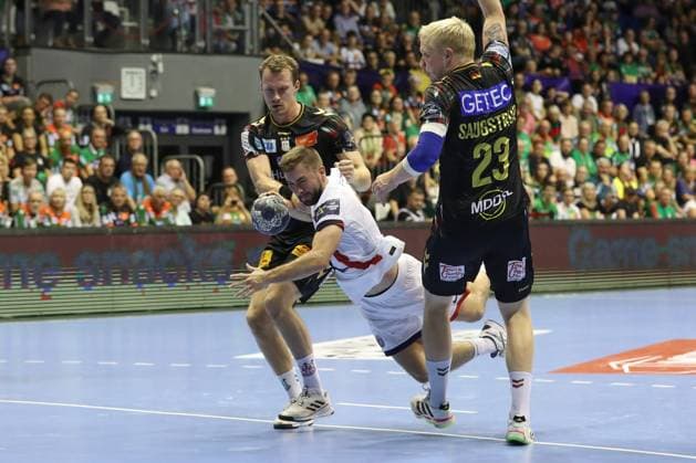 10.09.2025, xtgx, Handball, EHF Champions League, SC Magdeburg - Paris Saint Germain v.l. Felix Claar (Magdeburg, 7), Luc Steins (Paris, 6) Zweikampf, Duell, Kampf, tackle Magdeubrg