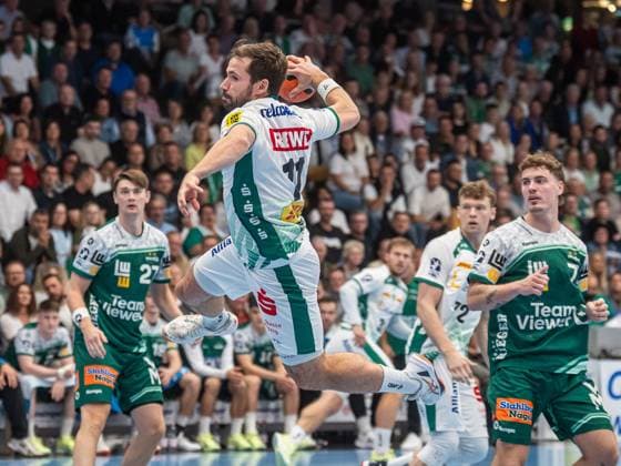 Lukas Binder (SC DHfK Leipzig, 11) kommt am Kreis frei zum Wurf, Frisch Auf Goeppingen vs. SC DHfK Leipzig, Handball, 1. Bundesliga, Herren, Spielzeit 2025 2026, 11.09.2025, Frisch Auf Goeppingen vs. SC DHfK Leipzig, Handball, 1. Bundesliga, Herren, Spielzeit 2025 2026, 11.09.2025 Goeppingen Copyright: xEibner-Pressefoto MichaelxSchmidx EP_MST