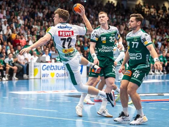 Tim Maximilian Hertzfeld (SC DHfK Leipzig, 72) setzt sich am Kreis gegen Ymir Oern Gislason (Frisch Auf Goeppingen, 33) und David Schmidt (Frisch Auf Goeppingen, 77) durch, Frisch Auf Goeppingen vs. SC DHfK Leipzig, Handball, 1. Bundesliga, Herren, Spielzeit 2025 2026, 11.09.2025, Frisch Auf Goeppingen vs. SC DHfK Leipzig, Handball, 1. Bundesliga, Herren, Spielzeit 2025 2026, 11.09.2025 Goeppingen Copyright: xEibner-Pressefoto MichaelxSchmidx EP_MST