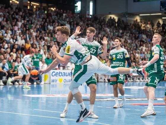 Tim Maximilian Hertzfeld (SC DHfK Leipzig, 72) mit einem Dreher am Kreis, Frisch Auf Goeppingen vs. SC DHfK Leipzig, Handball, 1. Bundesliga, Herren, Spielzeit 2025 2026, 11.09.2025, Frisch Auf Goeppingen vs. SC DHfK Leipzig, Handball, 1. Bundesliga, Herren, Spielzeit 2025 2026, 11.09.2025 Goeppingen Copyright: xEibner-Pressefoto MichaelxSchmidx EP_MST