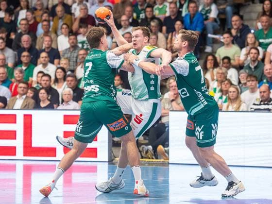 Adam Loenn (SC DHfK Leipzig, 15) im Duell mit David Schmidt (Frisch Auf Goeppingen, 77) und Victor Kloeve (Frisch Auf Goeppingen, 07), Frisch Auf Goeppingen vs. SC DHfK Leipzig, Handball, 1. Bundesliga, Herren, Spielzeit 2025 2026, 11.09.2025, Frisch Auf Goeppingen vs. SC DHfK Leipzig, Handball, 1. Bundesliga, Herren, Spielzeit 2025 2026, 11.09.2025 Goeppingen Copyright: xEibner-Pressefoto MichaelxSchmidx EP_MST