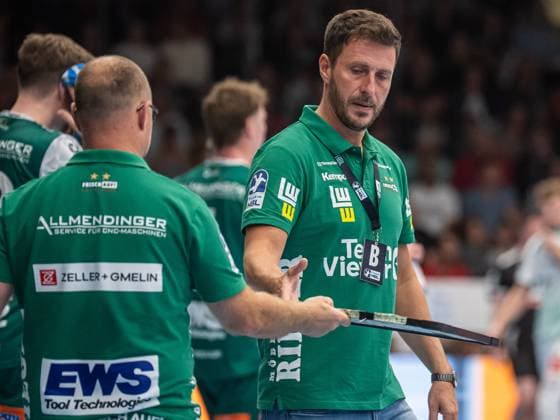 Ben Matschke, Cheftrainer (Frisch Auf Goeppingen) nimmt rueh die erste Auszeit, Frisch Auf Goeppingen vs. SC DHfK Leipzig, Handball, 1. Bundesliga, Herren, Spielzeit 2025 2026, 11.09.2025, Frisch Auf Goeppingen vs. SC DHfK Leipzig, Handball, 1. Bundesliga, Herren, Spielzeit 2025 2026, 11.09.2025 Goeppingen Copyright: xEibner-Pressefoto MichaelxSchmidx EP_MST