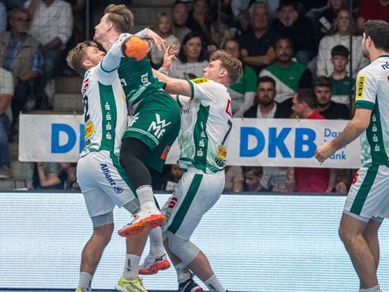Erik Persson (Frisch Auf Goeppingen, 22) im Duell mit Franz Semper (SC DHfK Leipzig, 32) und Tim Maximilian Hertzfeld (SC DHfK Leipzig, 72), Frisch Auf Goeppingen vs. SC DHfK Leipzig, Handball, 1. Bundesliga, Herren, Spielzeit 2025 2026, 11.09.2025, Frisch Auf Goeppingen vs. SC DHfK Leipzig, Handball, 1. Bundesliga, Herren, Spielzeit 2025 2026, 11.09.2025 Goeppingen Copyright: xEibner-Pressefoto MichaelxSchmidx EP_MST