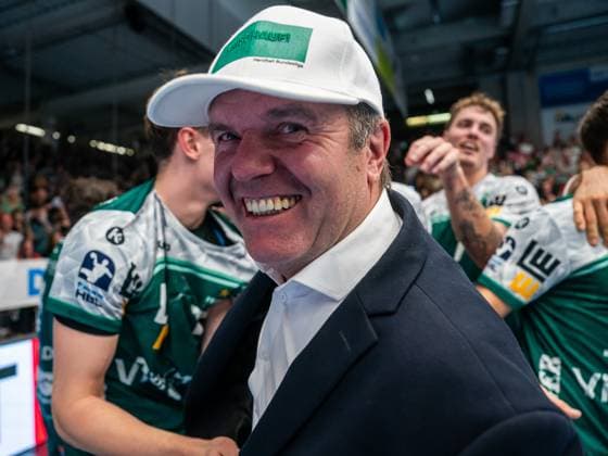 Geschaeftsfuehrer Gerd Hofele strahlt nach dem gluecklichen Punktgewinn, Frisch Auf Goeppingen vs. SC DHfK Leipzig, Handball, 1. Bundesliga, Herren, Spielzeit 2025 2026, 11.09.2025, Frisch Auf Goeppingen vs. SC DHfK Leipzig, Handball, 1. Bundesliga, Herren, Spielzeit 2025 2026, 11.09.2025 Goeppingen Copyright: xEibner-Pressefoto MichaelxSchmidx EP_MST
