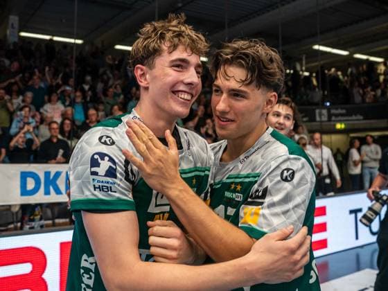Matchwinner Fynn Hofele (Frisch Auf Goeppingen, 18) mit Tim Gossner (Frisch Auf Goeppingen, 17), Frisch Auf Goeppingen vs. SC DHfK Leipzig, Handball, 1. Bundesliga, Herren, Spielzeit 2025 2026, 11.09.2025, Frisch Auf Goeppingen vs. SC DHfK Leipzig, Handball, 1. Bundesliga, Herren, Spielzeit 2025 2026, 11.09.2025 Goeppingen Copyright: xEibner-Pressefoto MichaelxSchmidx EP_MST